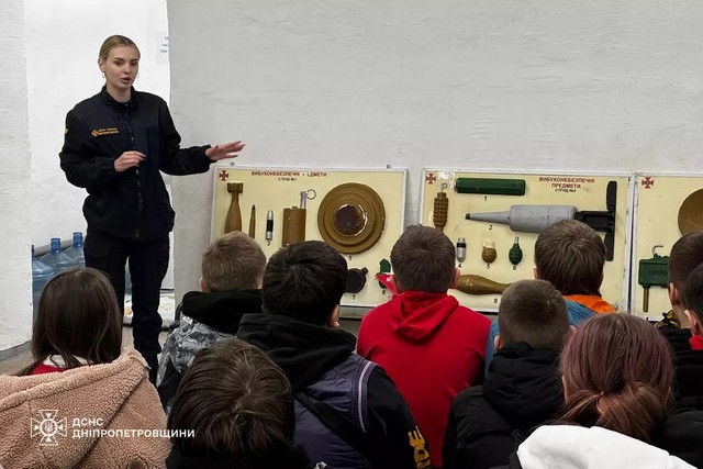 В Днепре специалисты ГСЧС обучали школьников с привлечением мобильного класса минной безопасности