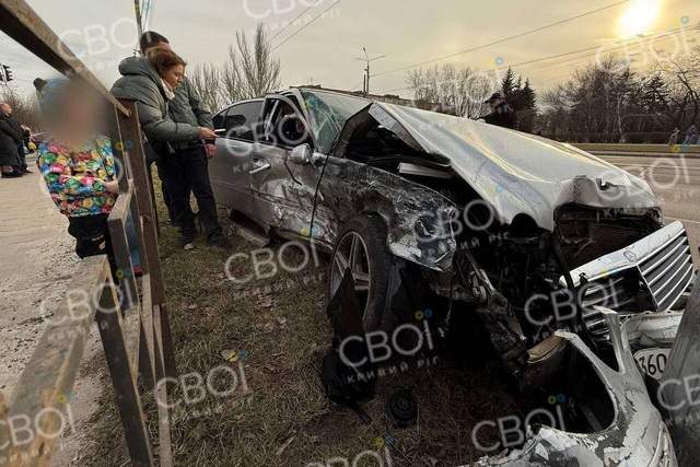 Неуправляемые машины сбили ребёнка на тротуаре в Кривом Роге