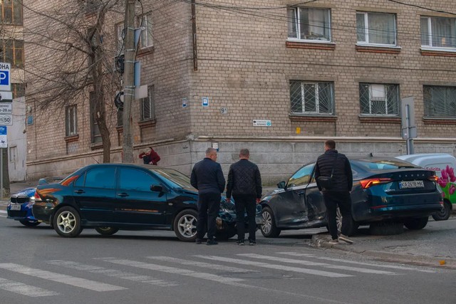 У Дніпрі на Паторжинського зіштовхнулися Skoda та Mitsubishi
