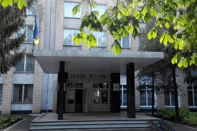 Коледж Кам'янського підозрюють у 100-відсотковій переплаті за встановлення сонячних панелей