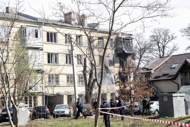 Повреждено около семи многоэтажек. Задело и гимназию