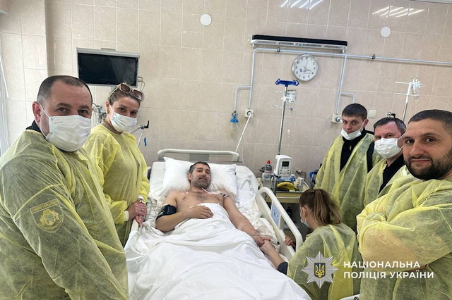 На Днепропетровщине спасают полицейского, автомобиль которого атаковал FPV-дрон