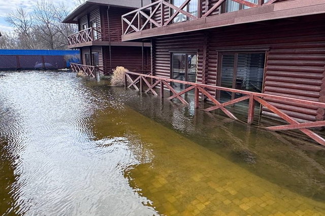 Подтопленная турбаза на Криворожье. Суспільне Днепр Подобное наводнение фиксировали почти полвека назад. На Криворожье из-за разлива реки затопило дачи, дома и турбазы