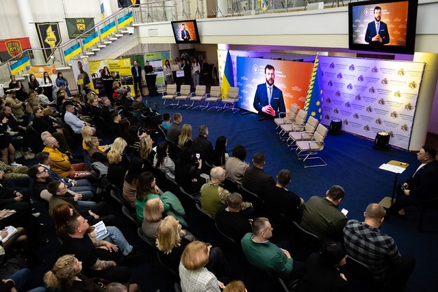 В Днепре для ветеранов, переселенцев и людей с инвалидностью провели форум по трудоустройству и «Ярмарку вакансий»