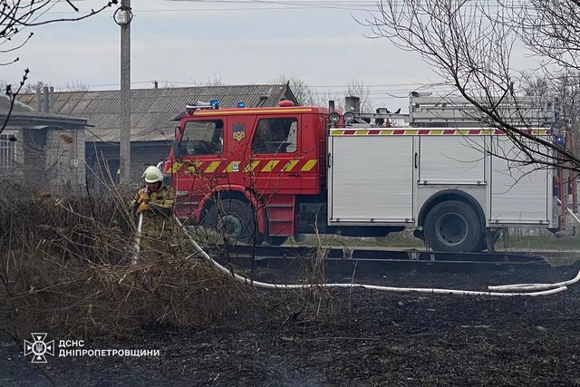 На Дніпропетровщині з сухої рослинності вогонь розповсюдився на господарську споруду