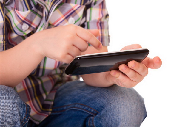 В школах Дніпра заборонять користуватися смартфонами