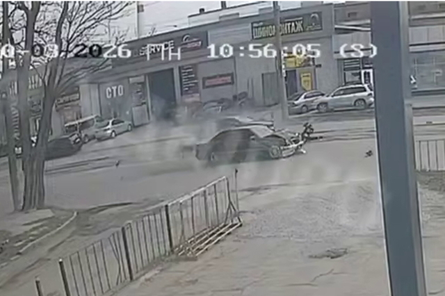 Людей викинуло на дорогу: відео та подробиці серйозної ДТП на проспекті Хмельницького в Дніпрі