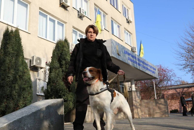 На таможне Днепра показали, кто эффективней всех вынюхивает запрещенные грузы