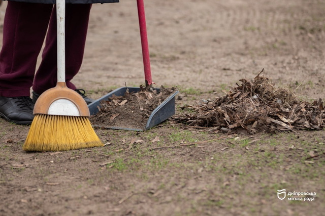 Сотрудники Днепроводоканала наводят порядок в сквере Юрия Победителя