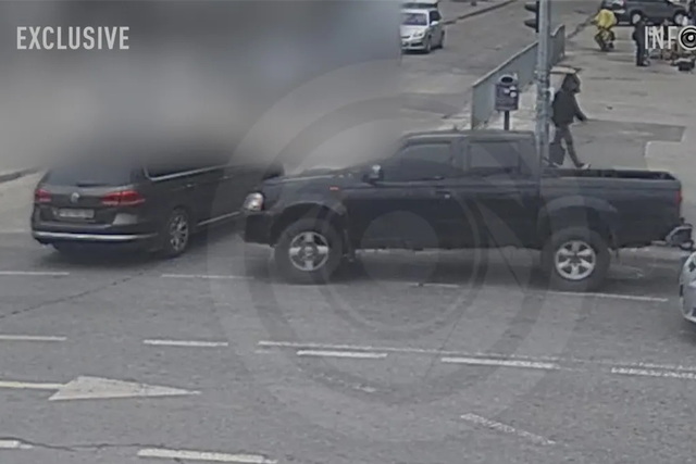 Видео момента: в Днепре на улице Независимости Nissan врезался в Volkswagen, автомобиль отбросило на тротуар