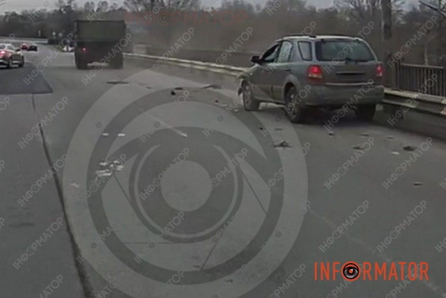 У Дніпрі на Кайдацькому мосту водій KIA «грав в шашечки» та влетів у вантажівку: відео моменту ДТП