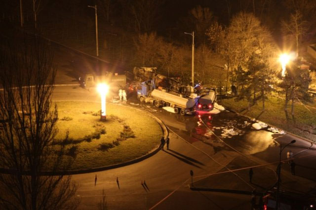 Фото: vk.com/typical_dnepr На ул. Малиновского перевернулся бензовоз