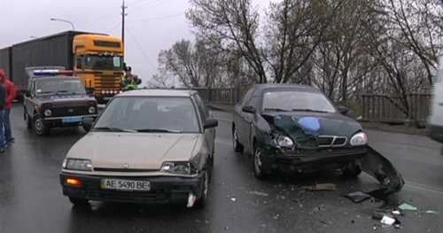 В Днепропетровске на ул. Каруны столкнулись 4 автомобиля