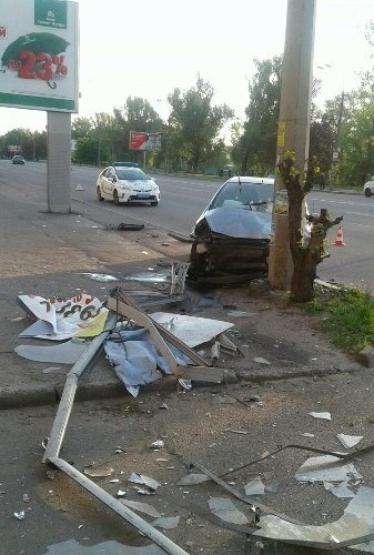 ДТП на Победе: водитель на Honda Jazz влетел в столб