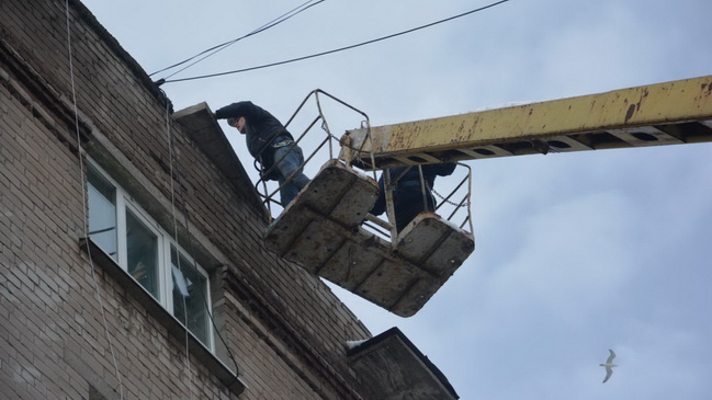 В Каменском продолжают устранять небезопасные части фасадов