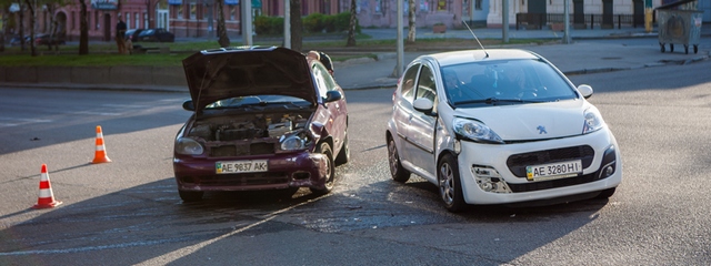 На проспекте Поля столкнулись Peugeot и Daewoo Lanos