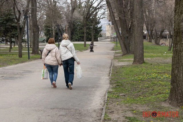 Справжнє цвітіння ще попереду: у Дніпрі весна завітала у парк Шевченка
