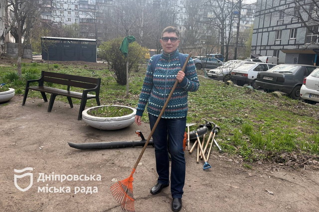 Днепряне выходят на толоки. Жители ул. Новокрымской объединились ради чистоты и красоты сквера Янгеля