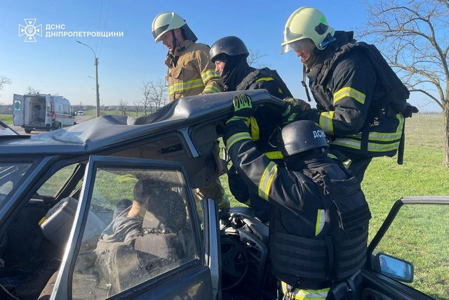 На Днепропетровщине спасатели деблокировали пострадавшего водителя из покореженного автомобиля
