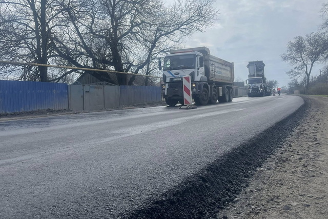 На Дніпропетровщині триває ремонт доріг: працюють 14 бригад