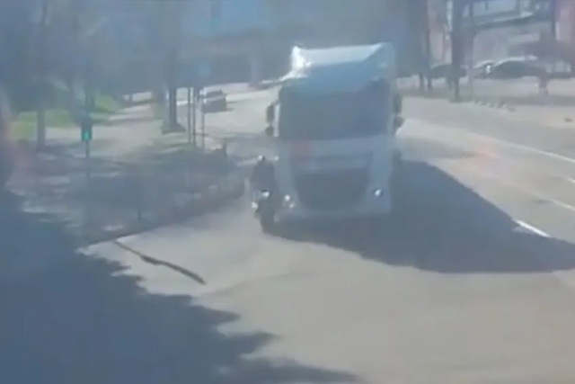 В Каменском на проспекте Шевченко DAF снес мотоциклиста: видео момента