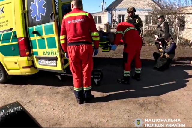 Эвакуация под КАБами из Просяной: «Белые Ангелы» вывозят маломобильных и раненых людей из прифронтовой громады