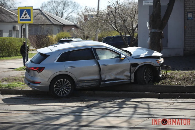 В Днепре на Михаила Грушевского столкнулись Renault и Audi: последняя въехала в дерево