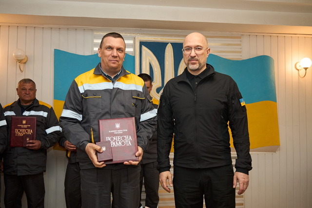 Денис Шмыгаль вручил награды днепровским энергетикам