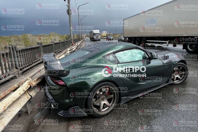 В Днепре на Кайдакском мосту Toyota Supra влетела в отбойник: видео момента ДТП