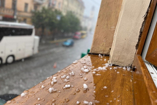 Днепр накрыл неожиданный весенний град