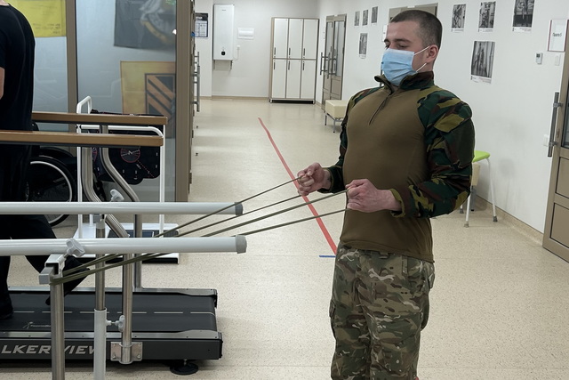 Прошел 8 километров под обстрелами, без воды и с разорванным плечом: история военного, восстанавливающегося в реабилитационном центре Днепра