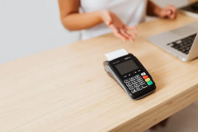 Выручка через кассовые аппараты выросла почти на четверть, число чеков за месяц приближается к миллиарду