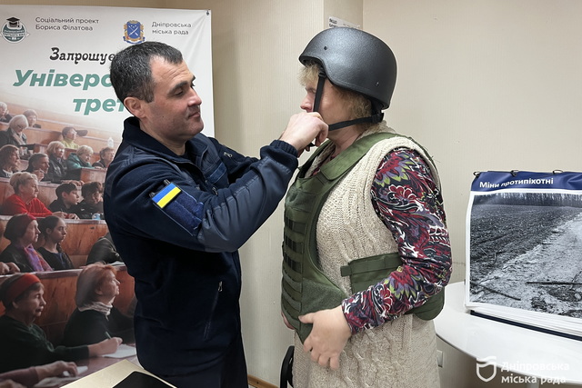 Как действовать во время пожара: в Днепре слушателей Университета третьего возраста обучают безопасности