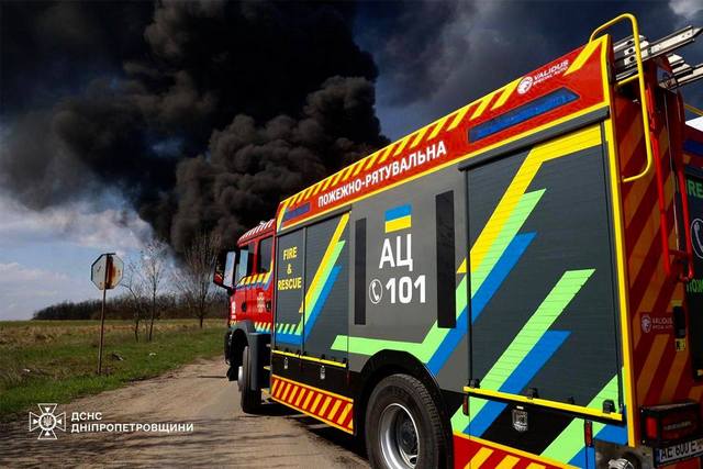 На Дніпропетровщині рятувальники ліквідували масштабну пожежу, спричинену атакою ворога