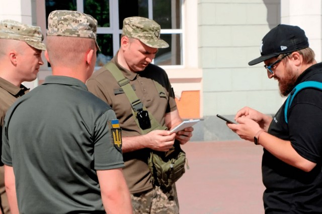 Для сотрудников ТЦК хотят ввести обязательные жетоны: что известно о новых требованиях