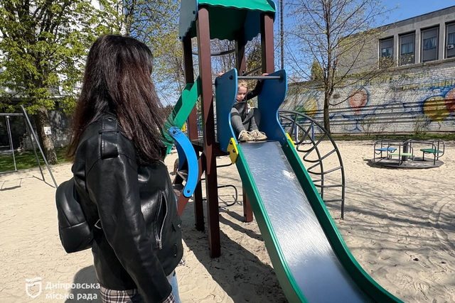 Безпека та комфорт для дітей: у Дніпрі оновили дитячий майданчик на вул. Грушевського
