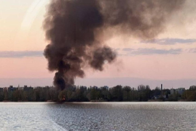 Чорний дим було видно на все місто: у Дніпрі на лівому березі спалахнула пожежа