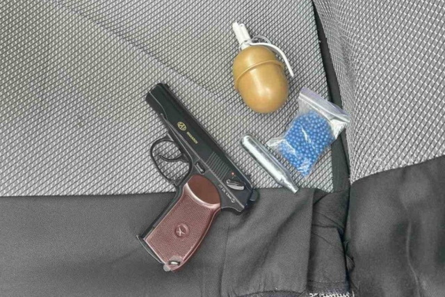 На Дніпропетровщині чоловік погрожував пістолетом та гранатою перехожим