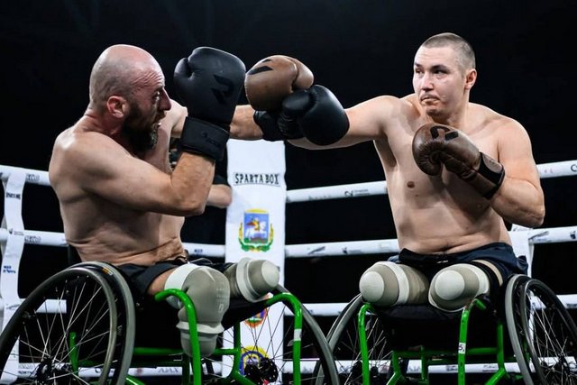 Поєдинок Павла Кушнірова та Юрія Кравчука (праворуч). Facebook/ДТЕК Павлоградвугілля Бывший шахтер из Днепропетровщины Юрий Кравчук стал чемпионом Украины по боксу среди ветеранов