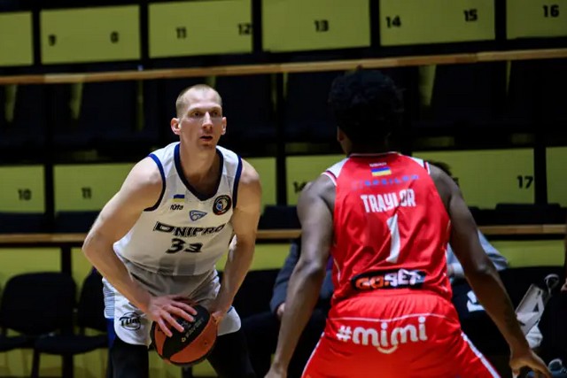 Фото: fbu.ua «Днепр» разгромил БК «Ровно» в первом полуфинальном матче Суперлиги