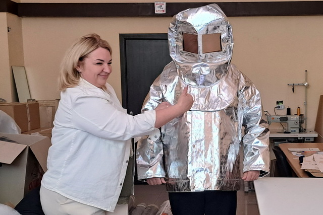 Переселенка с Донбасса шьет в Днепре уникальные костюмы для спасателей
