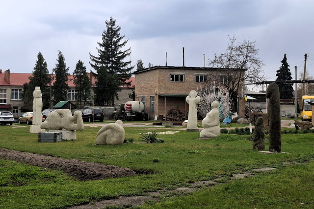 На Днепропетровщине появился новый парк скульптур и каменных баб