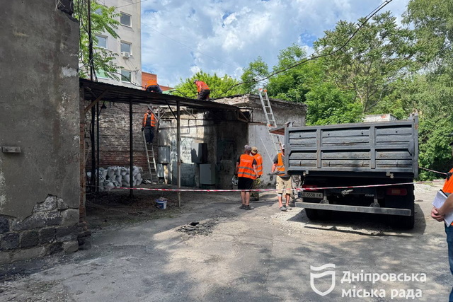 У Дніпрі демонтували чергову незаконно встановлену конструкцію — навіс по вул. Січових Стрільців
