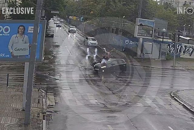 В Днепре возле оперного театра Fiat столкнулся с мотоциклом: пассажирку двухколесного реанимировали медики