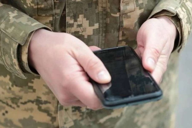 Зачем у мужчин во время ВВК забирают телефоны: в ТЦК объяснили причину