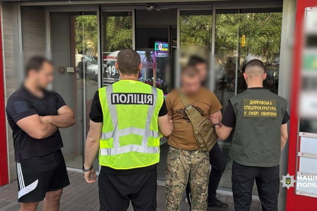 На Дніпропетровщині поліція викрила військовослужбовців, які вимагали 100 тисяч гривень неправомірної вигоди у підлеглого за «безперешкодне» проходження служби