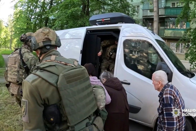 Жизнь в зоне постоянного поражения: полицейские «Белого ангела» продолжают эвакуацию с береговой линии Никополя и района