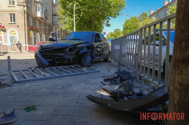 У Дніпрі на Незалежності зіткнулись Ford та Lada: рух ускладнено (відео моменту)