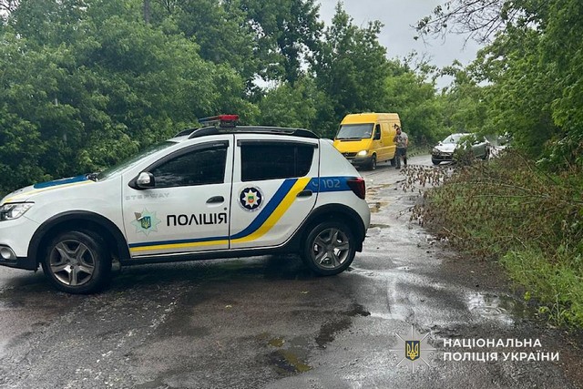 На Криворіжжі поліцейські попередили водіїв про небезпеку на дорозі та організували безпечний об’їзд