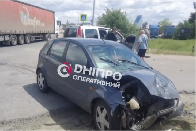 У Дніпрі на Полтавському шосе Ford на швидкості протаранив дві автівки